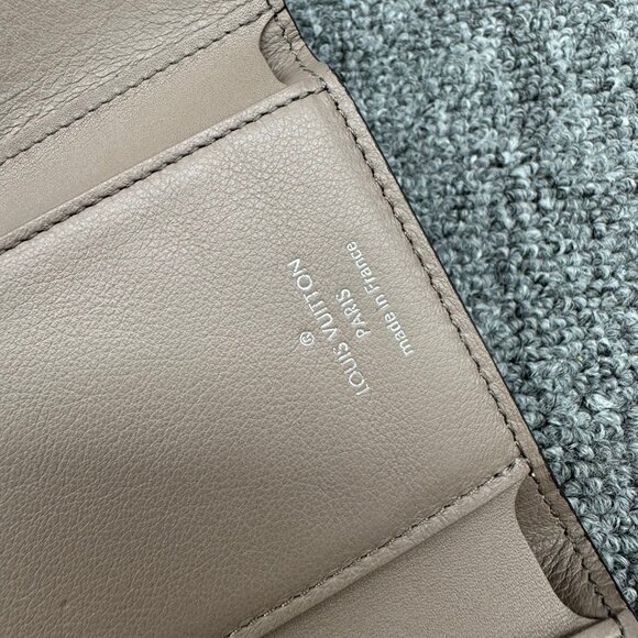 LOUIS VUITTON Portefeuille Capucines Leather Wallet 350-071025 - Picture 10 of 10